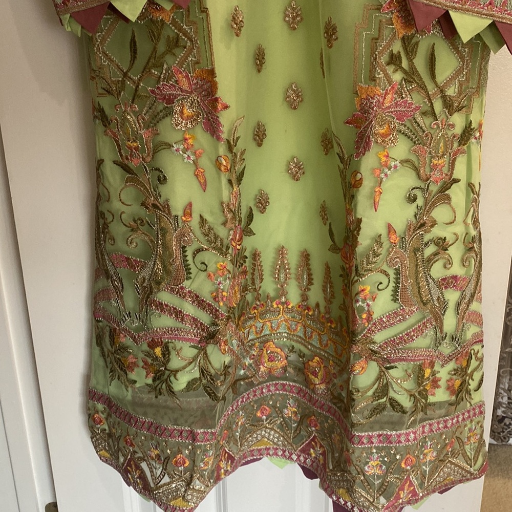 Beautiful Pakistani 3 Piece Suit - Picture 3 of 9